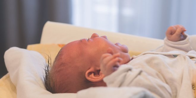 cara menenangkan bayi menangis menurut islam